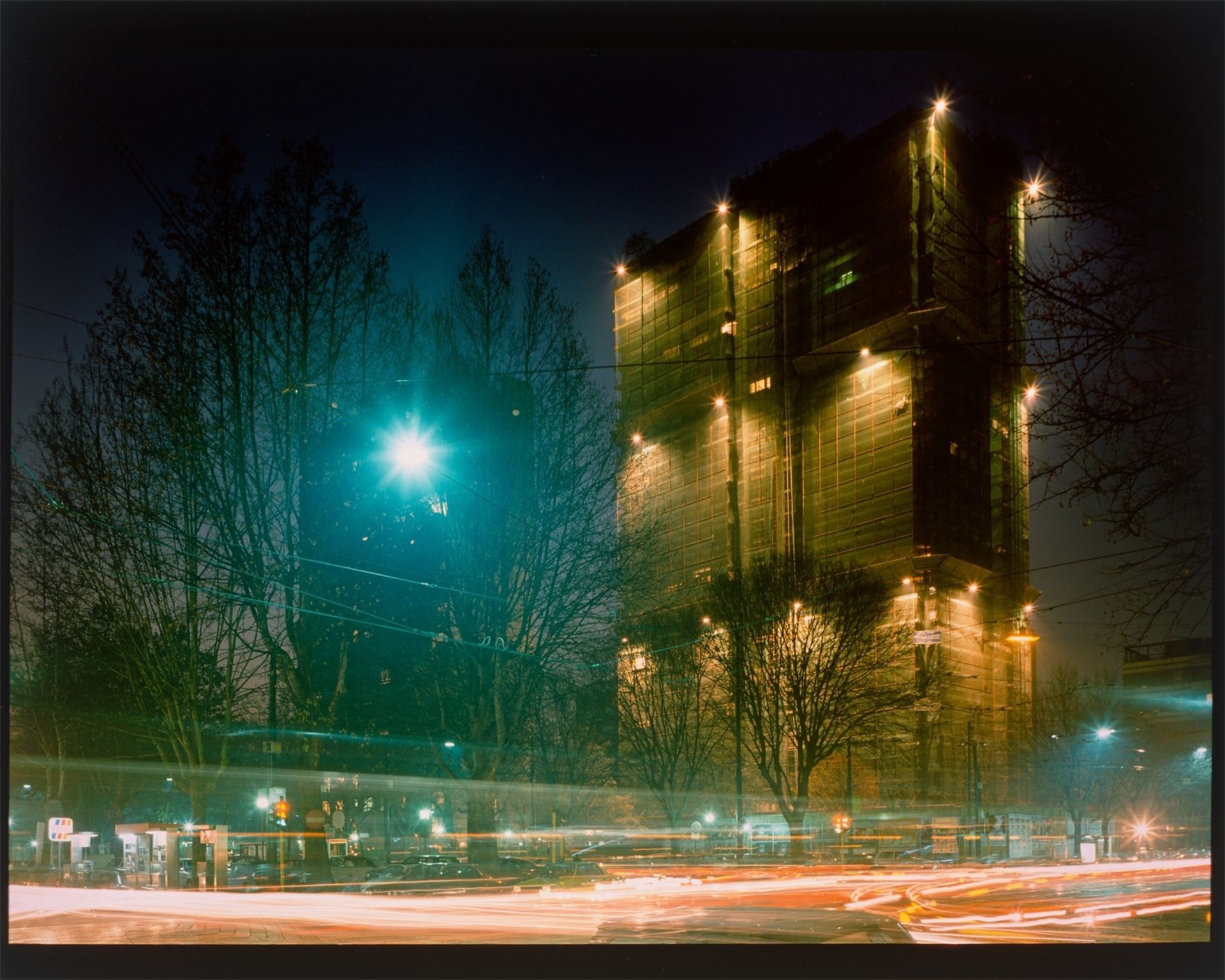 Lewis Baltz. Rule Without Exception, aus der Serie „Generic Night Cities (and others)“, 1988–…. 1989 - Bild 2 aus 2