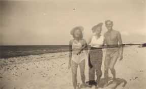 Anonym. Spaziergang am Strand. 1940er-Jahre