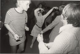 Garry Winogrand. 'Spaces' Opening, MoMA, aus der Serie „Women are Beautiful“, 1960–1975. 1969