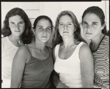 Nicholas Nixon. „Heather Brown, Mimi Brown, Bebe Brown Nixon and Laurie Brown. Harwichport, M…. 1978