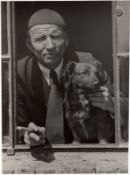 Sabine Renger. Alfred Renger-Patzsch mit Hund und Zigarre. 1946