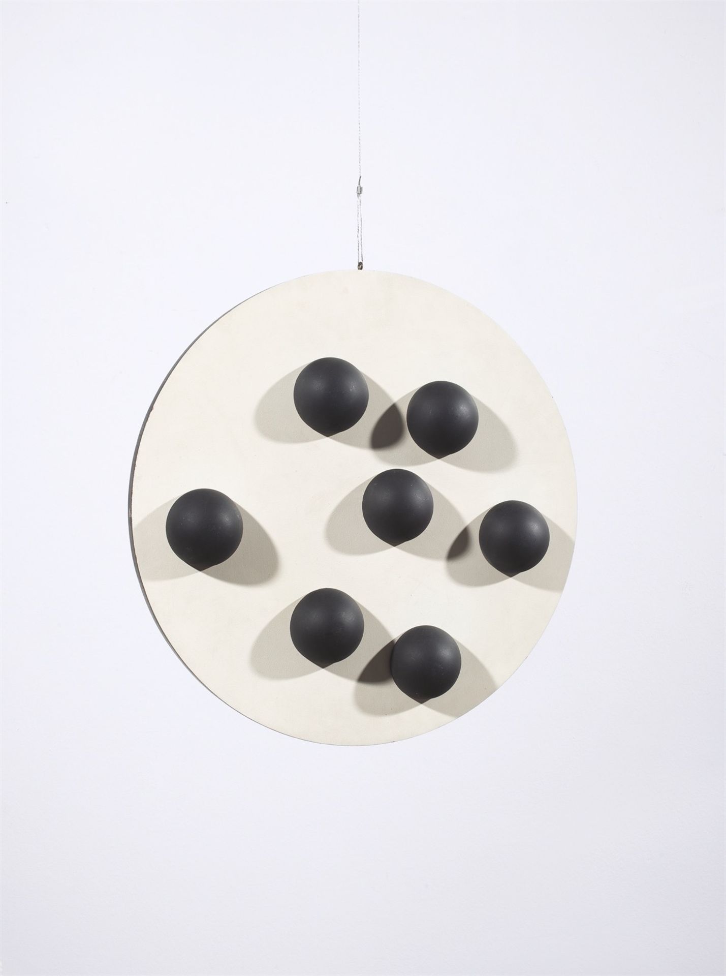 Gerhard von Graevenitz. „Zweiseitiges Spielobjekt mit 7 Halbkugeln“. 1964