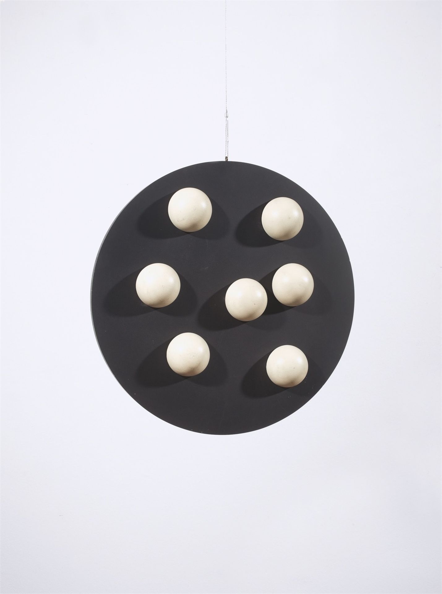 Gerhard von Graevenitz. „Zweiseitiges Spielobjekt mit 7 Halbkugeln“. 1964 - Bild 2 aus 2