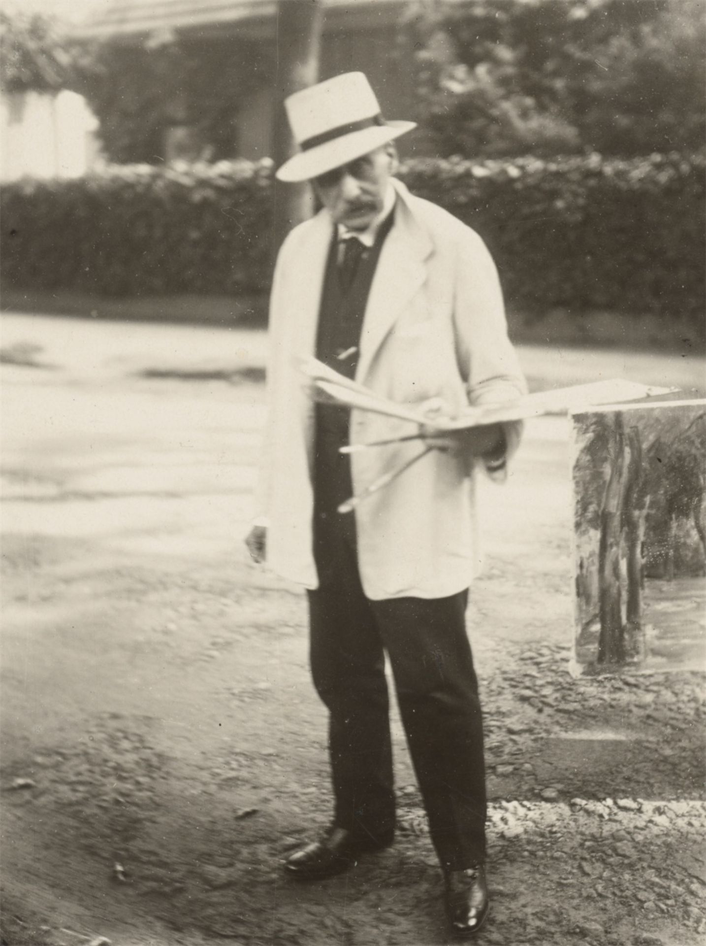 Umbo (d.i. Otto Umbehr). Max Liebermann im Garten seiner Villa am Wannsee. 1925