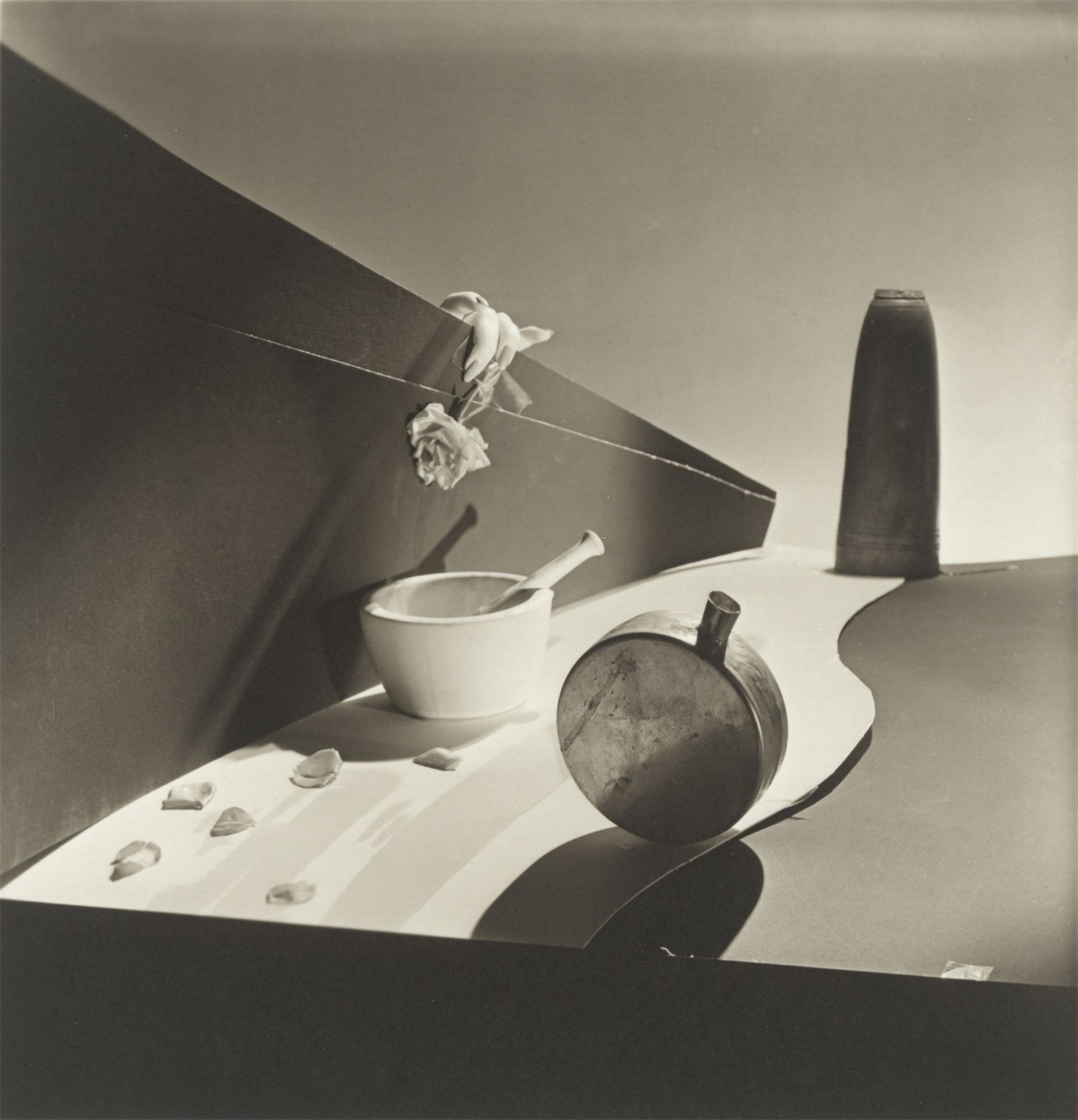 Horst P. Horst (d.i. Horst Paul Albert Bohrmann). Surrealist Still Life, New York. 1941