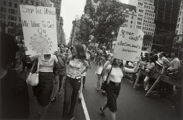 Garry Winogrand. Aus der Serie „Women are Beautiful“, 1960–1975.