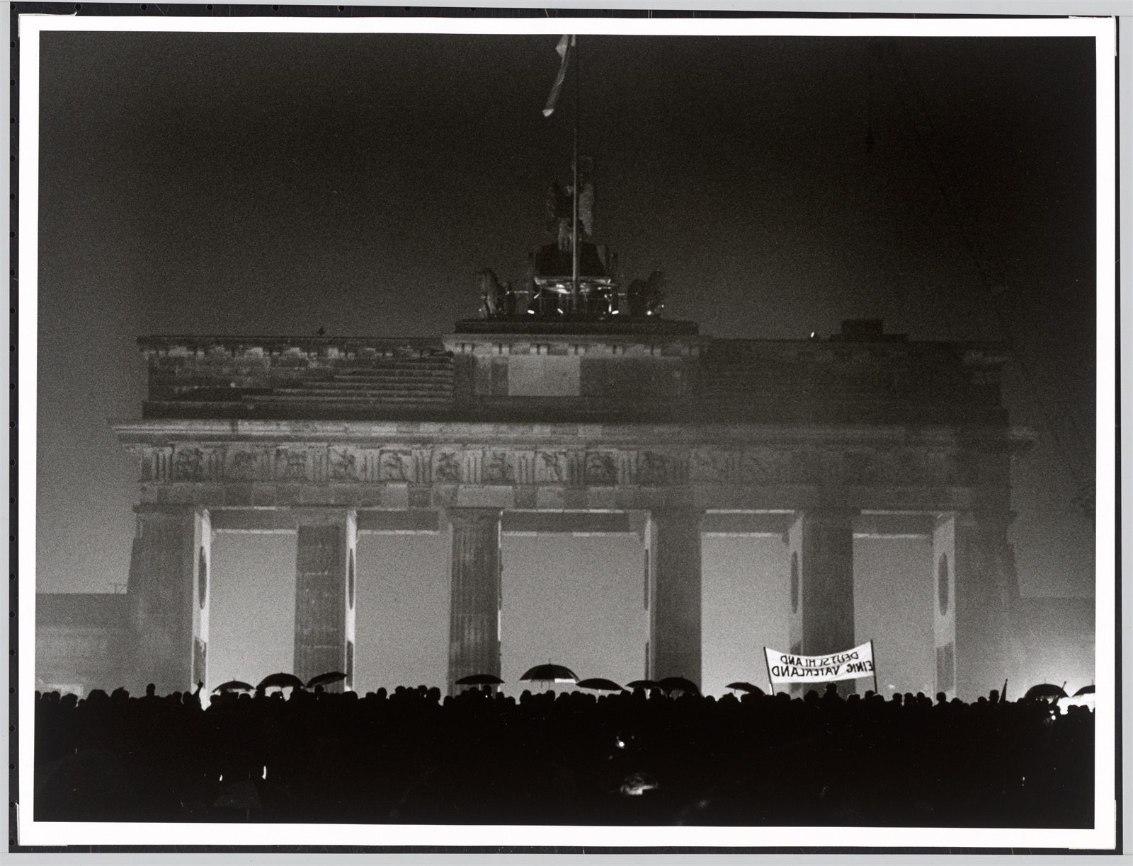 Barbara Klemm. ”Öffnung des Brandenburger Tors, Berlin, 22. Dezember, 1989”. - Image 2 of 4
