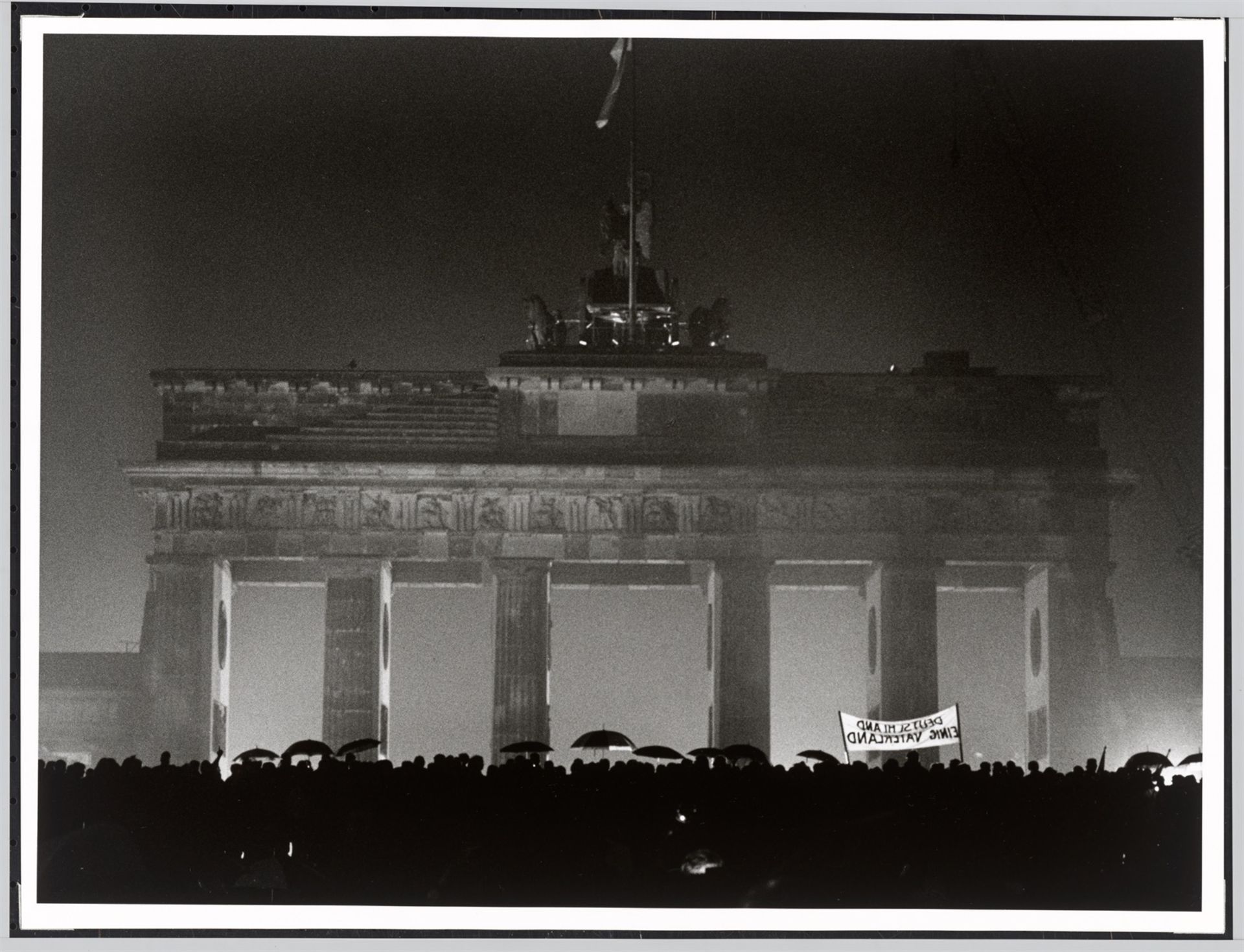 Barbara Klemm. „Öffnung des Brandenburger Tors, Berlin, 22. Dezember, 1989“. - Bild 2 aus 4