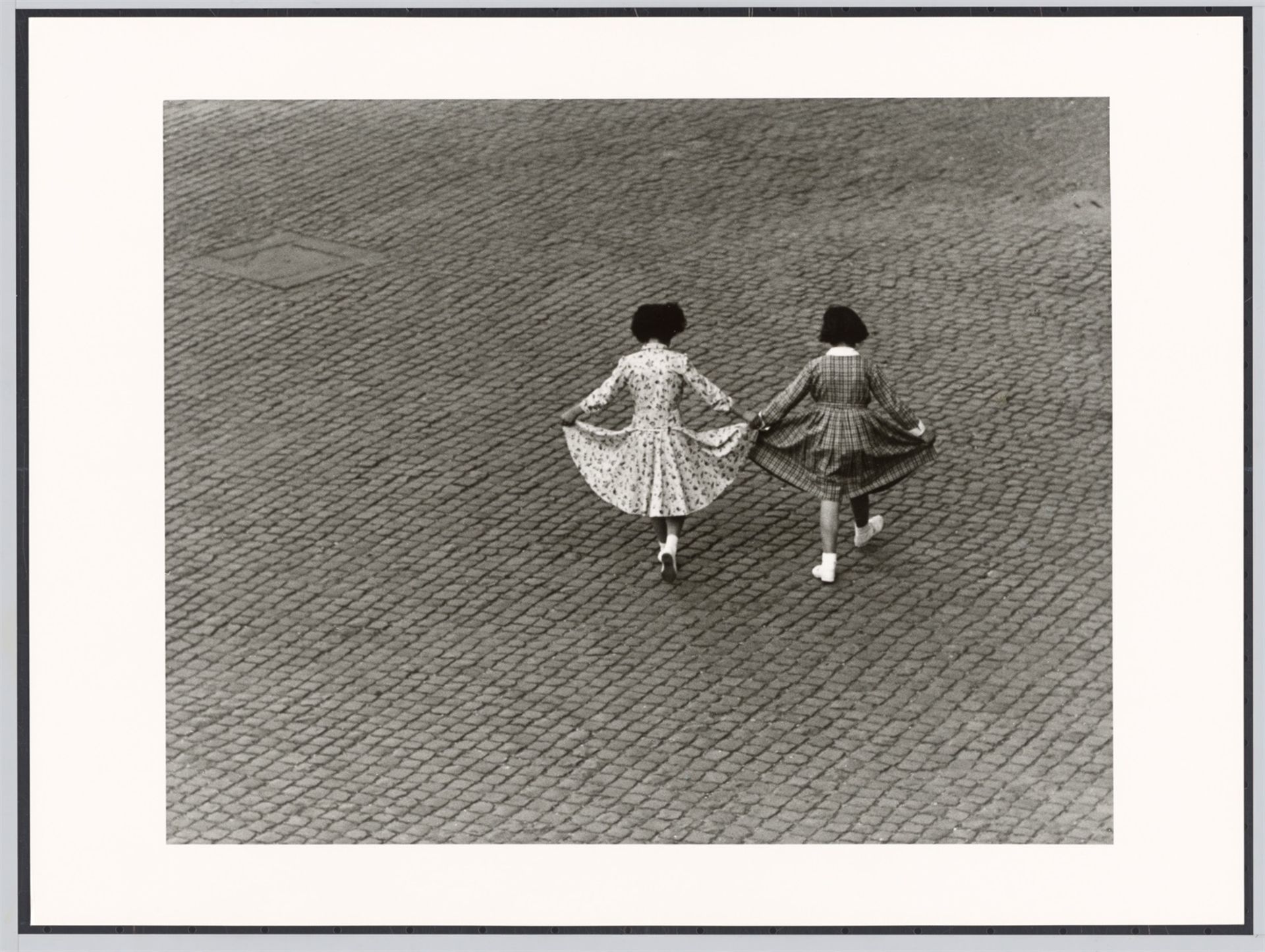 Herbert List. Tanz der Röcke. Rom, Trastevere. 1953 - Bild 2 aus 4