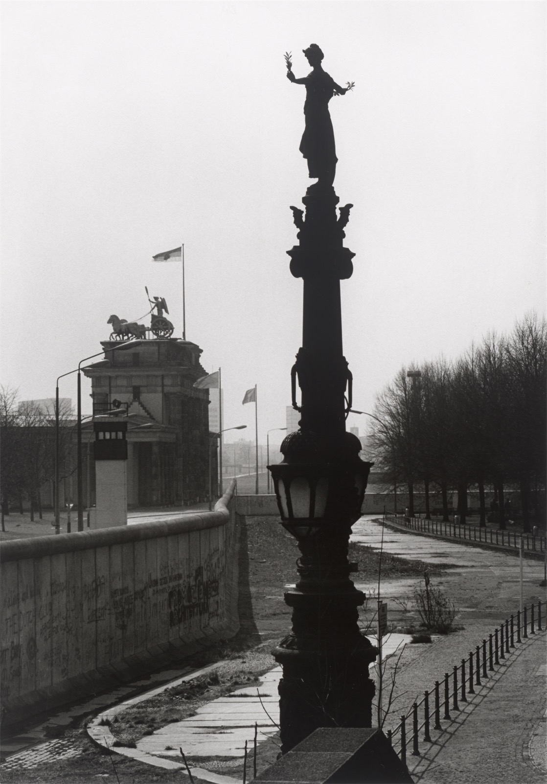 Barbara Klemm. ”Am Reichstag, Berlin, 1987”.