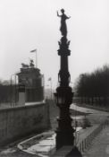 Barbara Klemm. „Am Reichstag, Berlin, 1987“.