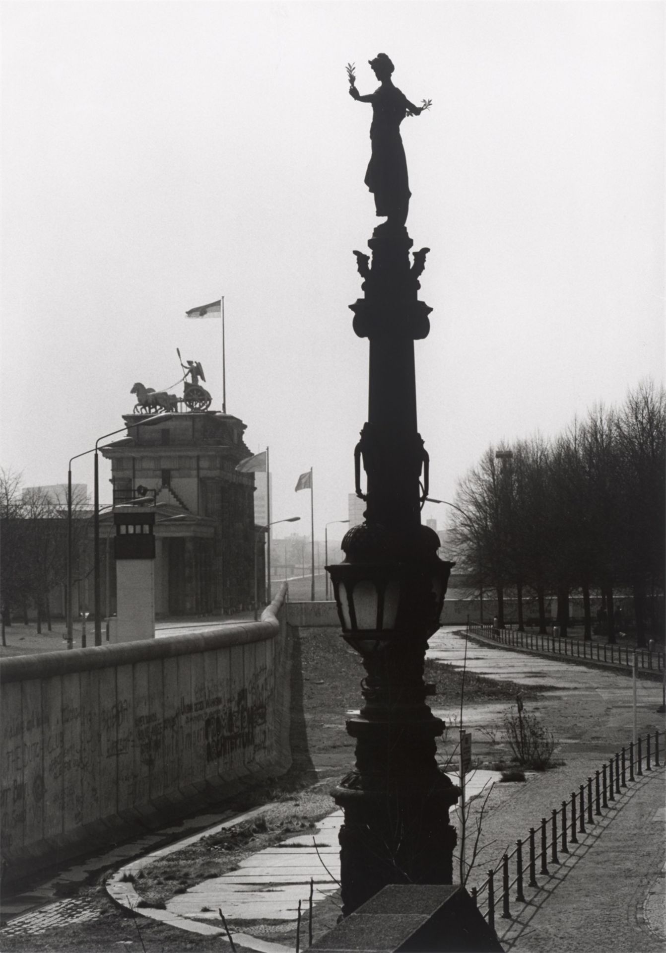 Barbara Klemm. „Am Reichstag, Berlin, 1987“.