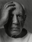 Arnold Newman. „Pablo Picasso, Vallauris France“. 1954