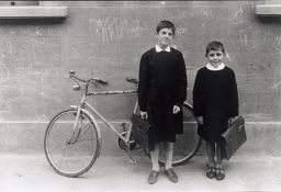 Will McBride. „2 Jungs mit Fahrrad, Florenz“. 1957