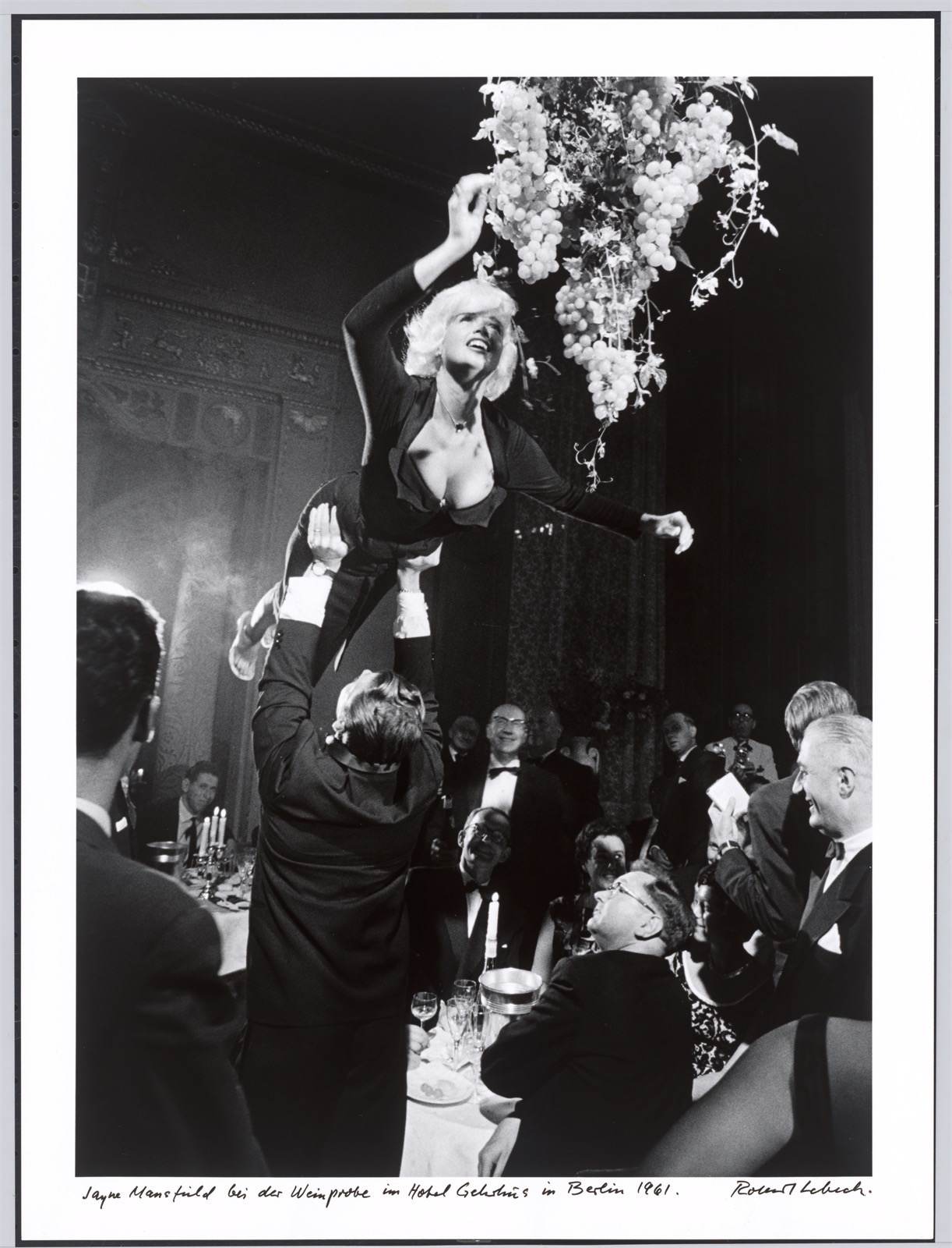 Robert Lebeck. ”Jayne Mansfield bei der Weinprobe im Hotel Gehrhus in Berlin”. 1961 - Image 2 of 4