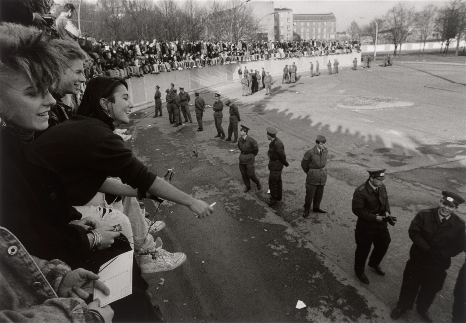 Barbara Klemm. ”Fall der Mauer, Berlin, 10. November, 1989”.