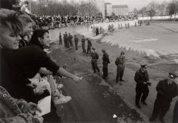 Barbara Klemm. „Fall der Mauer, Berlin, 10. November, 1989“.