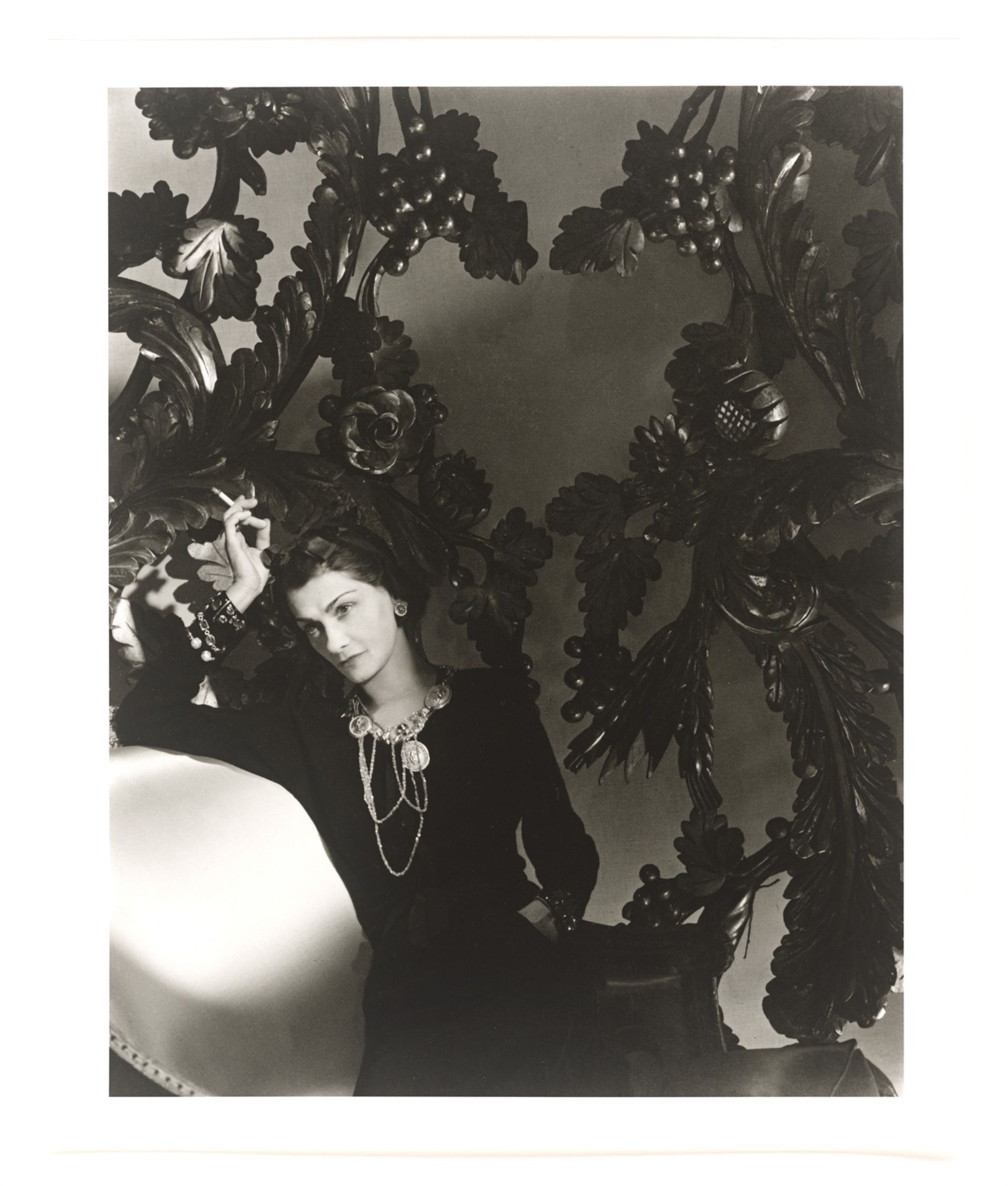 Horst P. Horst (d.i. Horst Paul Albert Bohrmann). Coco Chanel, Paris. 1937 - Bild 2 aus 4