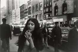 Garry Winogrand. New York, aus der Serie „Women are Beautiful“, 1960–1975. 1969 oder früher