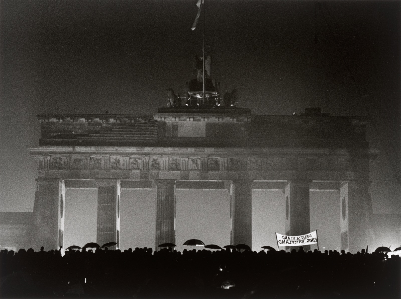 Barbara Klemm. ”Öffnung des Brandenburger Tors, Berlin, 22. Dezember, 1989”.