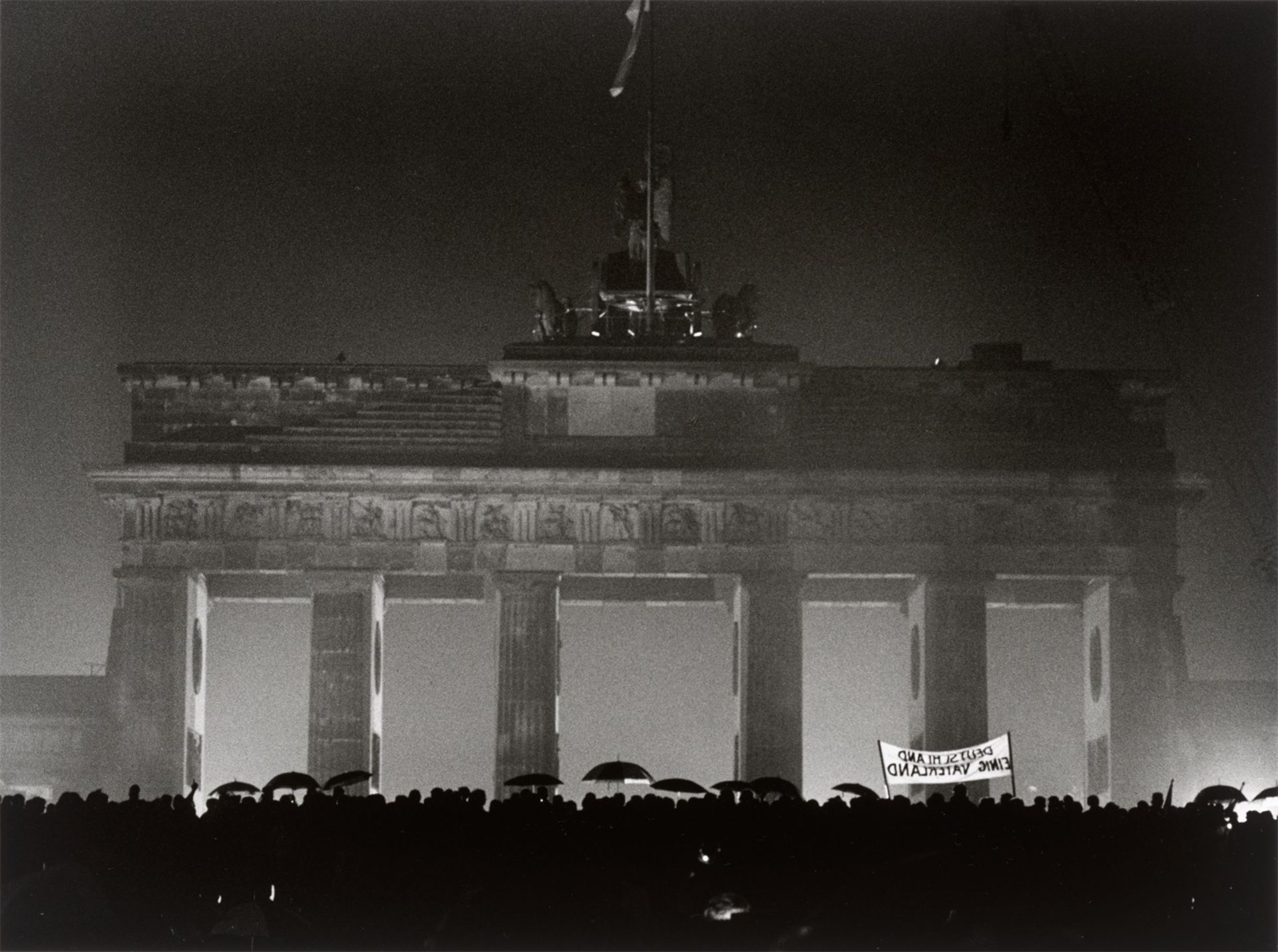 Barbara Klemm. „Öffnung des Brandenburger Tors, Berlin, 22. Dezember, 1989“.