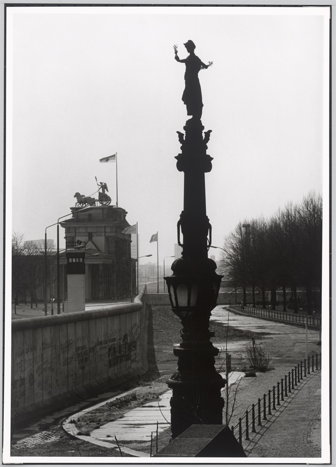 Barbara Klemm. ”Am Reichstag, Berlin, 1987”. - Image 2 of 4