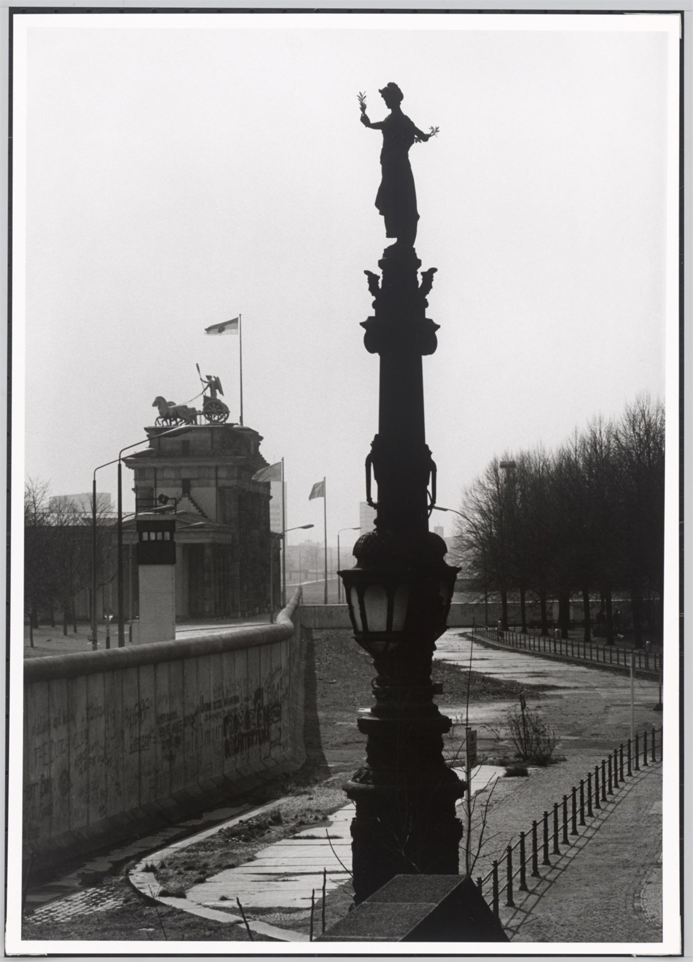 Barbara Klemm. „Am Reichstag, Berlin, 1987“. - Bild 2 aus 4