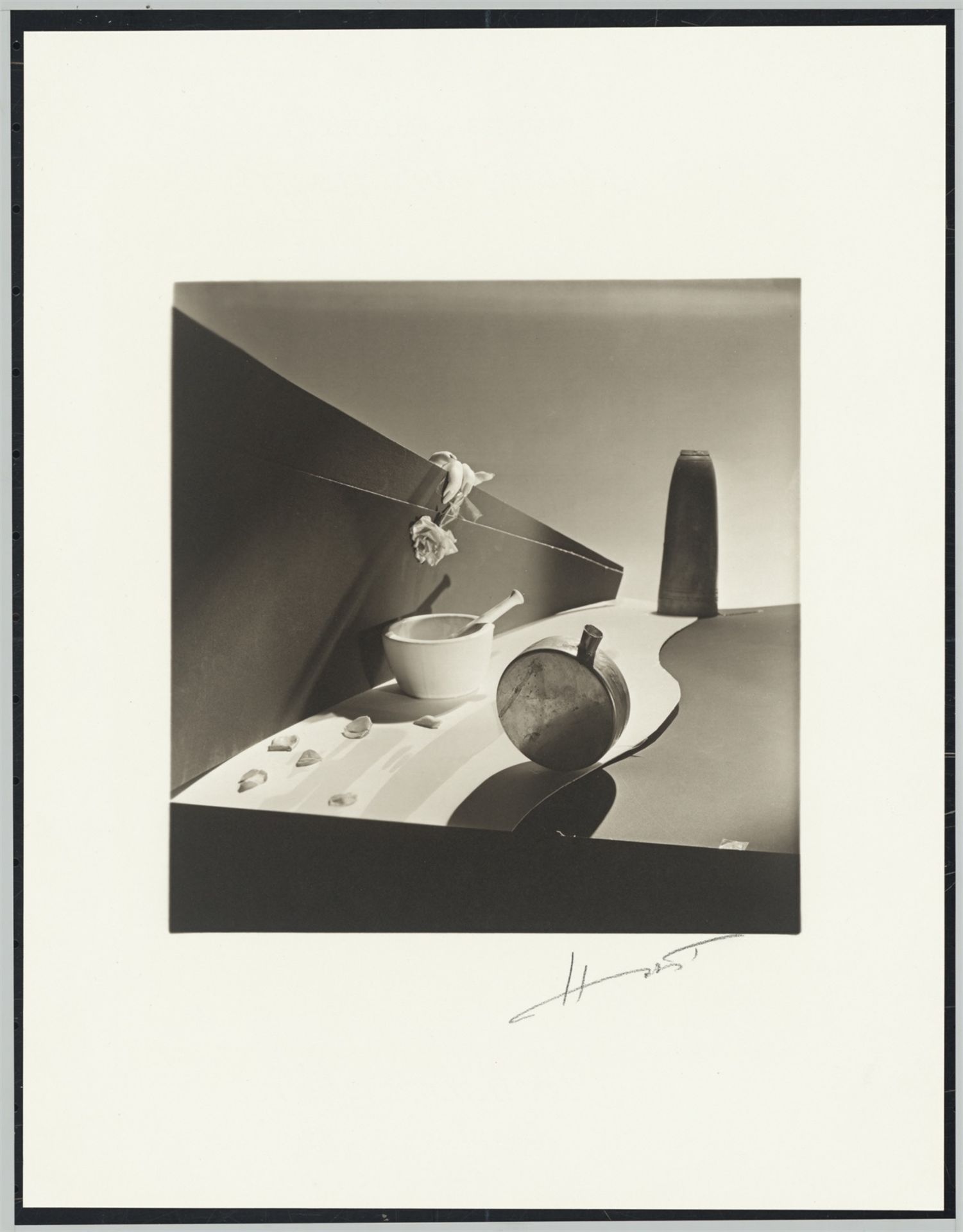 Horst P. Horst (d.i. Horst Paul Albert Bohrmann). Surrealist Still Life, New York. 1941 - Bild 2 aus 4