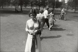 Garry Winogrand. Aus der Serie „Women are Beautiful“, 1960–1975.