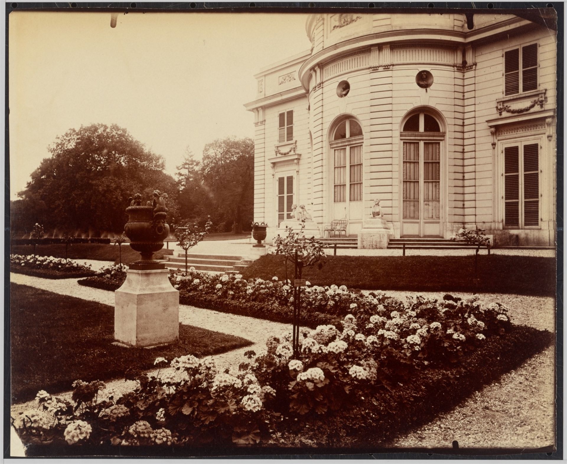 Eugène Atget. [Château de] ”Bagatelle”, Bois de Boulogne. 1919-21 - Image 2 of 4