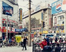 Thomas Struth. „Shanxi Nan Lu, Shanghai“. 1999