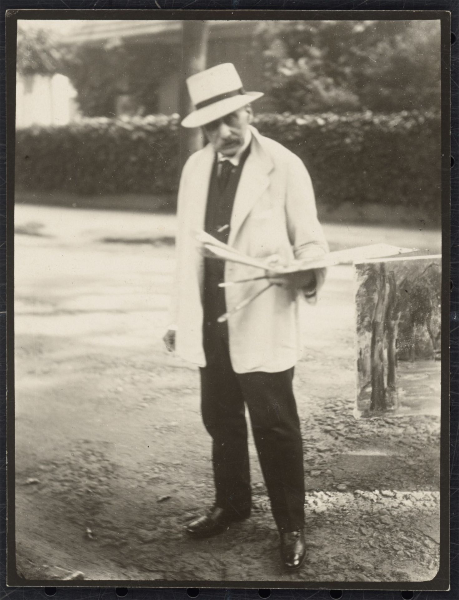 Umbo (d.i. Otto Umbehr). Max Liebermann im Garten seiner Villa am Wannsee. 1925 - Bild 2 aus 4