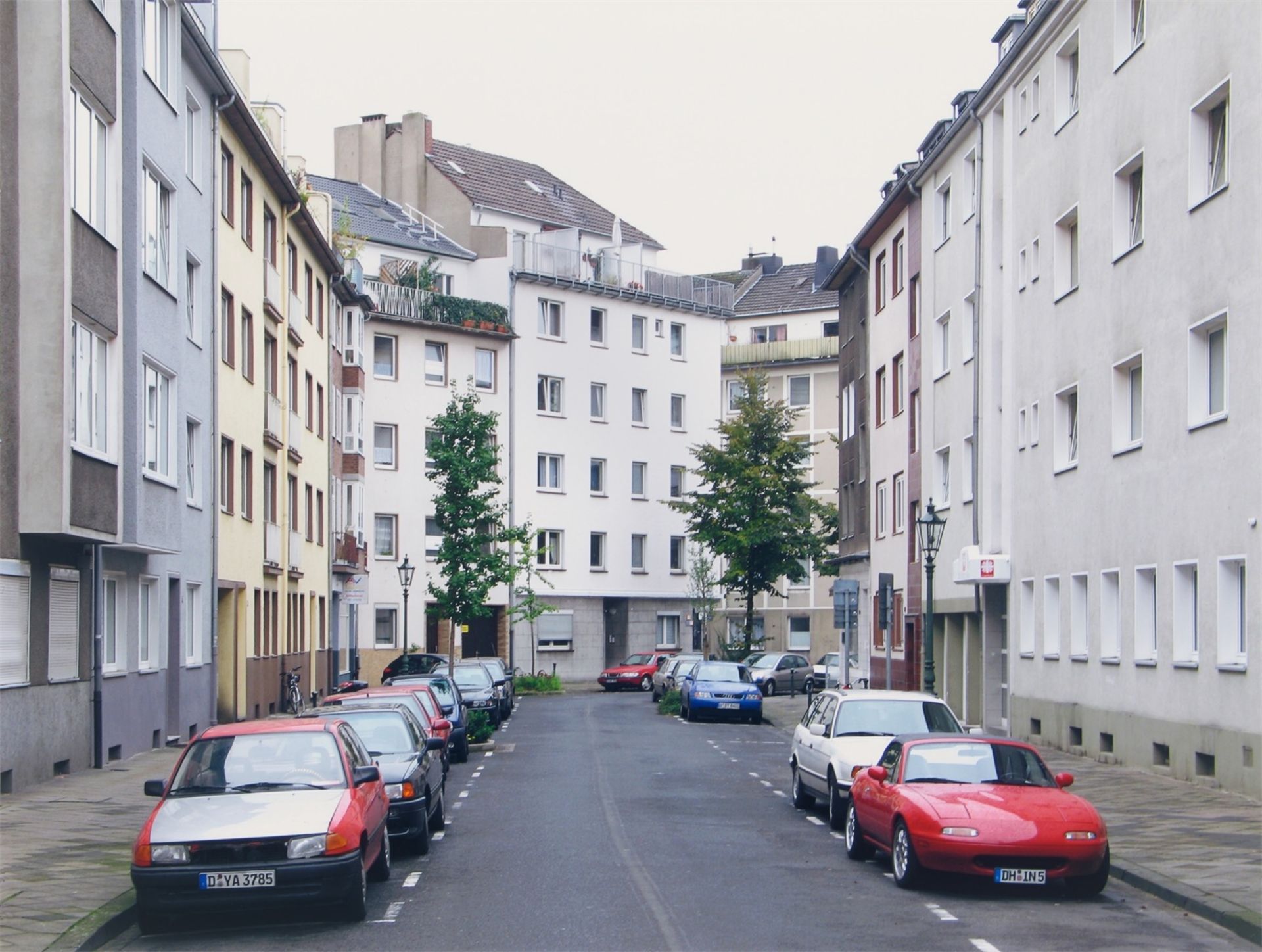 Thomas Struth. „Schützenstrasse, Düsseldorf“. 2004