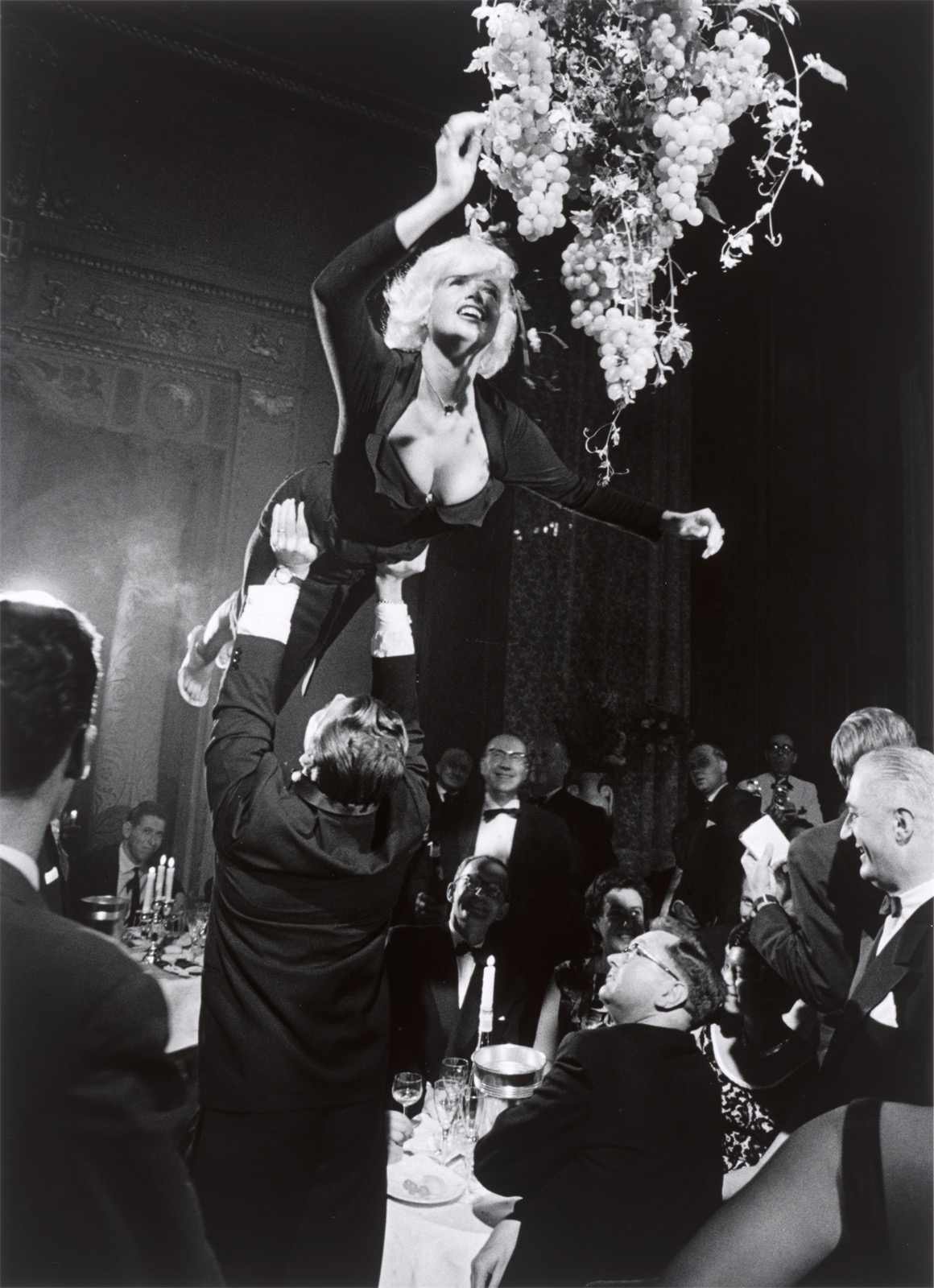 Robert Lebeck. ”Jayne Mansfield bei der Weinprobe im Hotel Gehrhus in Berlin”. 1961