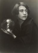 Trude Fleischmann. Studie mit Glaskugel, Wien. 1923