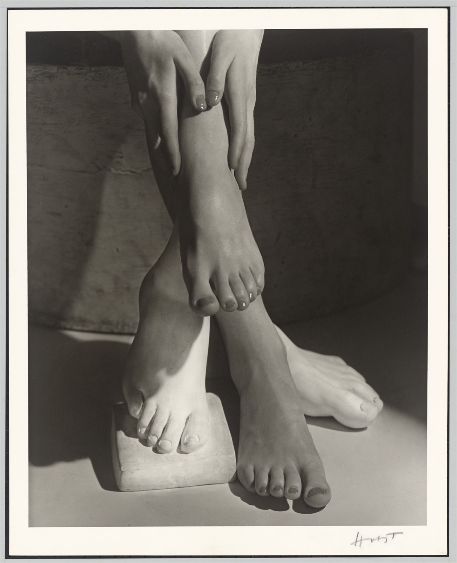 Horst P. Horst (d.i. Horst Paul Albert Bohrmann). Barefoot Beauty. 1941 - Bild 2 aus 4