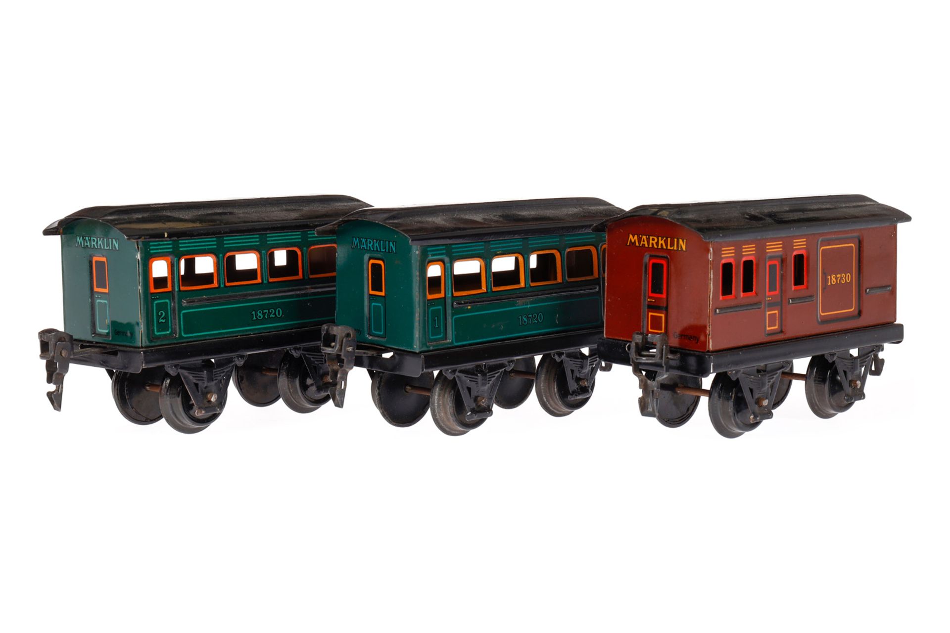 2 Märklin Personen- und 1 Gepäckwagen, Spur 0, CL, 1 Dach rest., LS und gealterter Lack, L 11, Z 2-