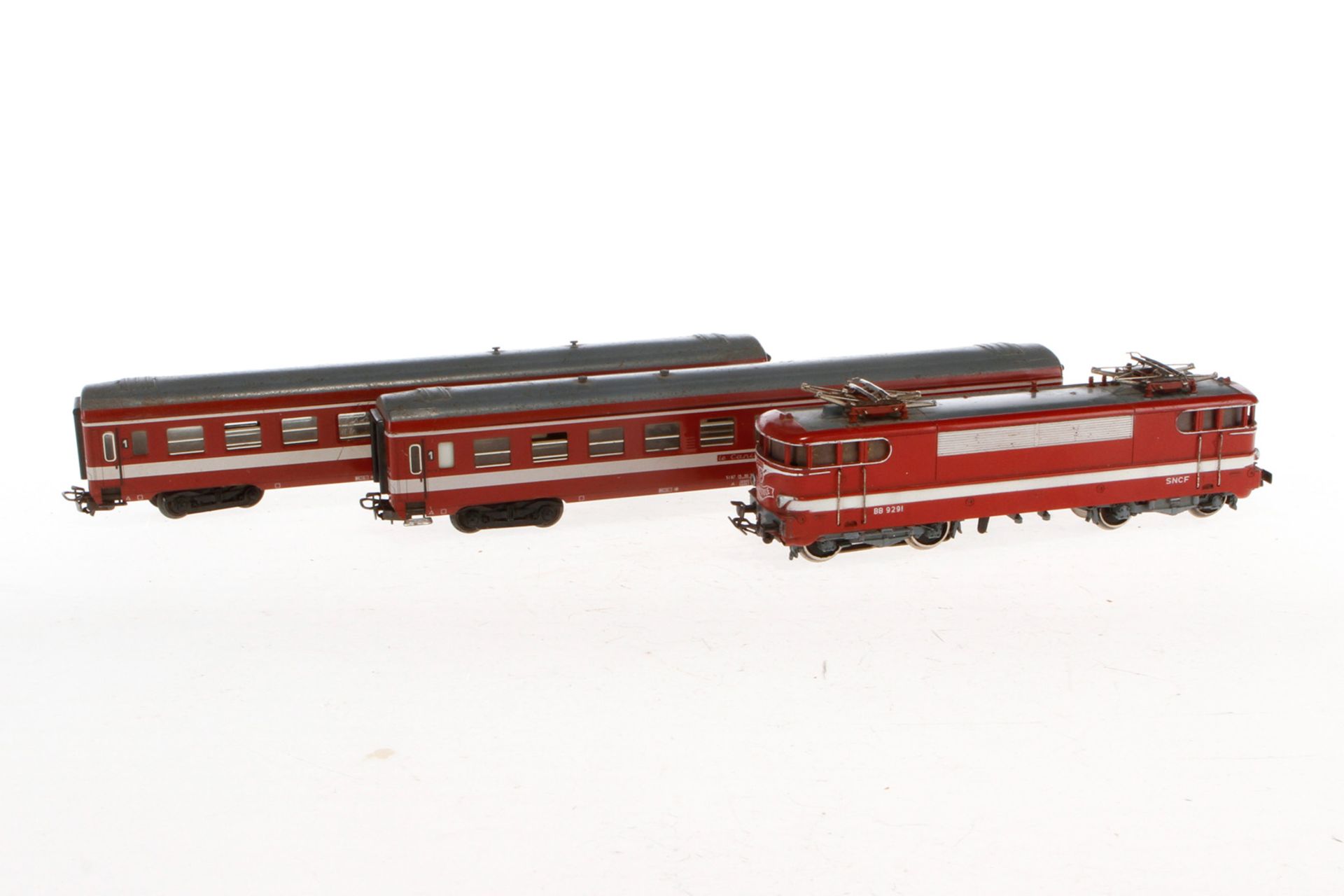 Märklin E-Lok ”BB 9291” 3059, Spur H0, rot/weiß, dazu 2 Wagen 4075, Alterungsspuren, Z 3