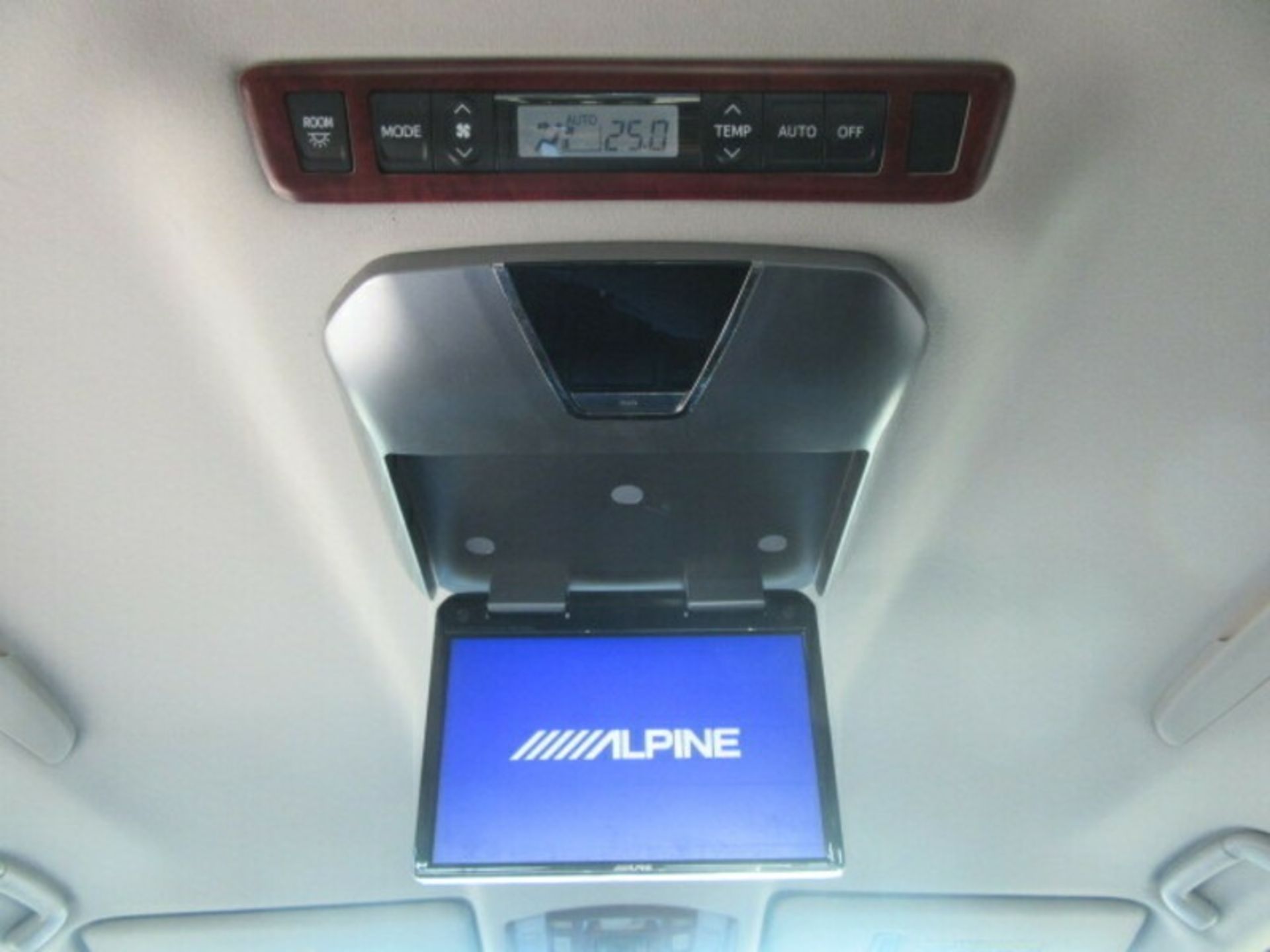 2011 Toyota Vellfire (Alphard) 2.4 - Petrol ULEZ compliant. - Image 15 of 16
