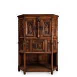 CREDENZA IN LEGNO INTAGLIATO, SCOLPITO E PATINATO, PROBABILMENTE GERMANIA, XIX SECOLO