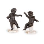 COPPIA DI PICCOLE SCULTURE IN BRONZO PATINATO, XIX SECOLO