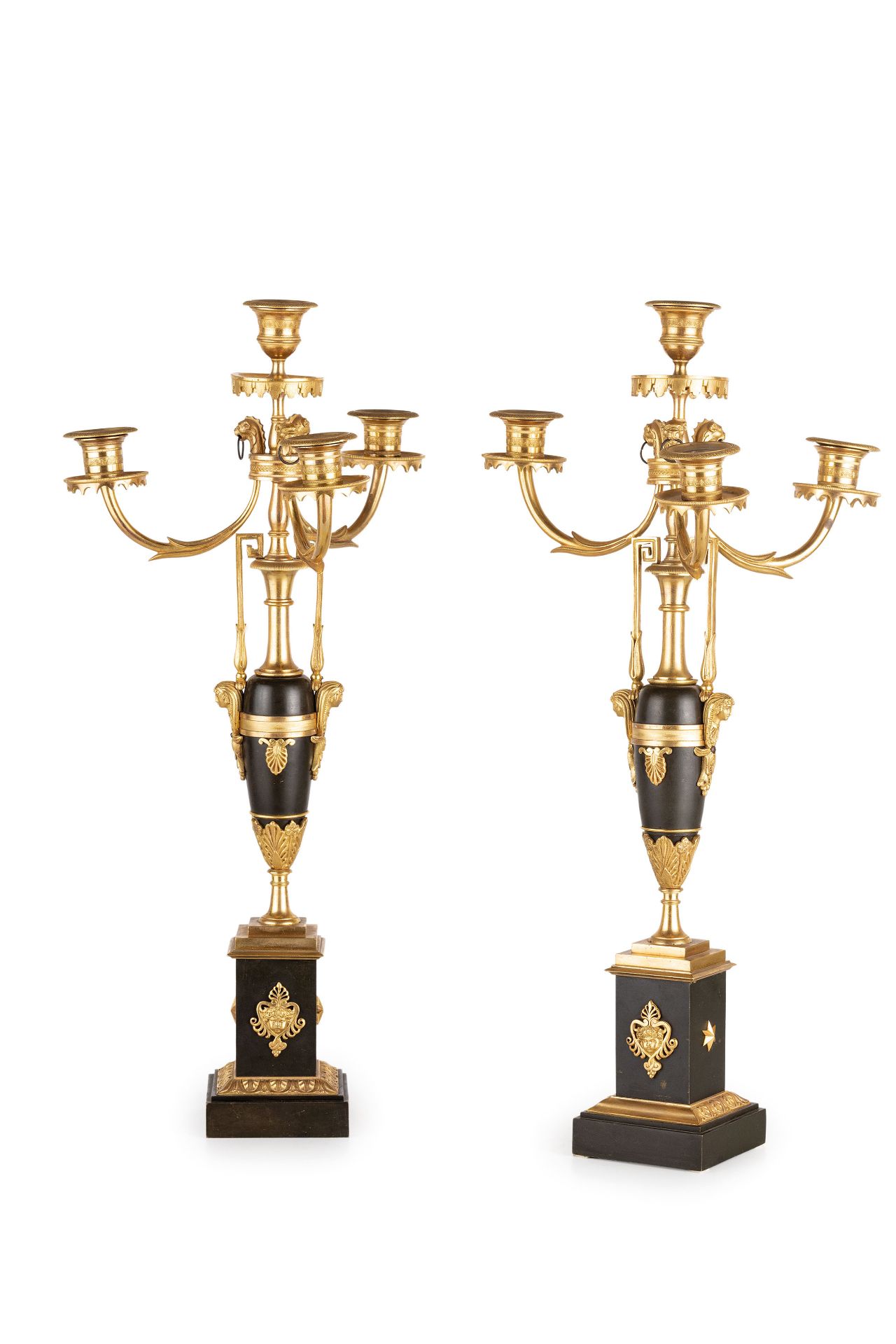 COPPIA DI CANDELABRI IN BRONZO DORATO E PATINATO, XIX SECOLO