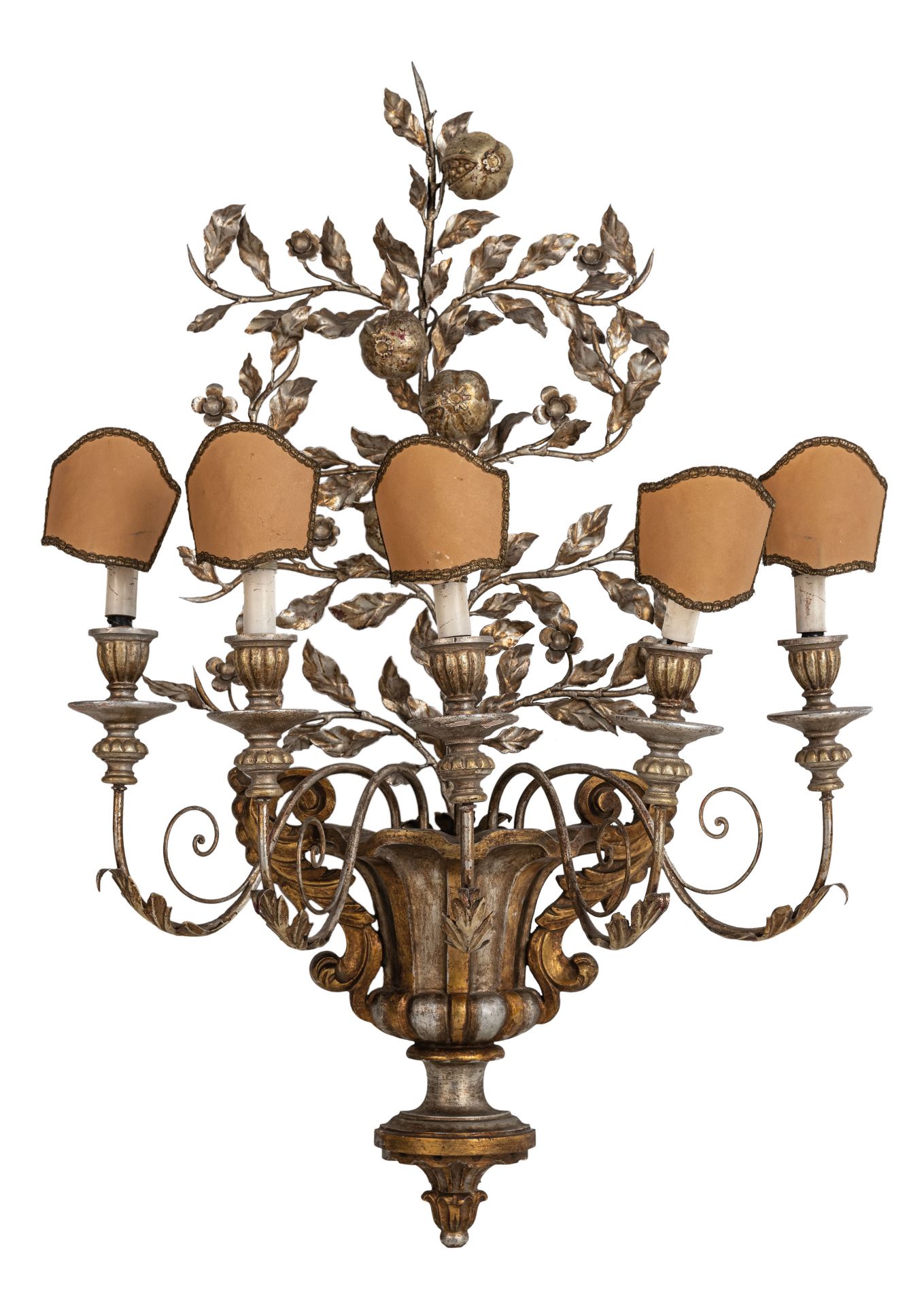 COPPIA DI GRANDI APPLIQUES DECORATIVE IN LEGNO INTAGLIATO E ARGENTATO, XX SECOLO