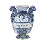 COPPIA DI VASI IN MAIOLICA BIANCA E BLU, PROBABILMENTE MANIFATTURA CONRADO, ALBISOLA, FINE DEL XVII