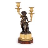 COPPIA DI CANDELABRI IN BRONZO PATINATO E DORATO, XIX SECOLO