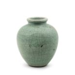 VASO IN PORCELLANA SMALTATA AZZURRO-VERDE A MODO GUAN, CINA, DINASTIA QING, XVIII-XIX SECOLO