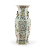 VASO ESAGONALE IN PORCELLANA FAMIGLIA ROSA CON DECORO MOBILIER A RILIEVO, CINA, DINASTIA QING, XIX