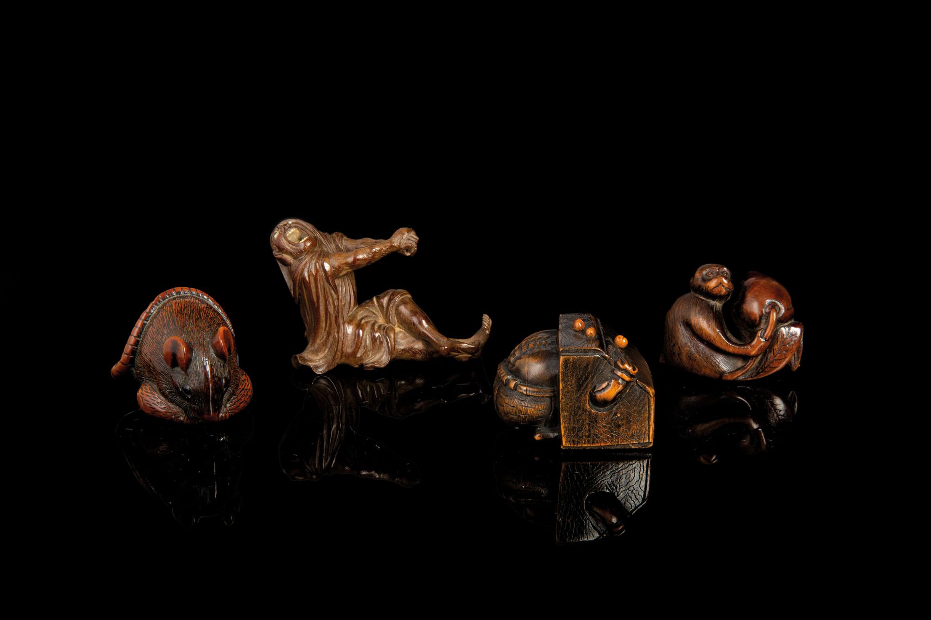 TRE NETSUKE IN LEGNO ED UNA FIGURA DI MONACO IN LEGNO, GIAPPONE, PERIODO EDO (1603-1868), XIX