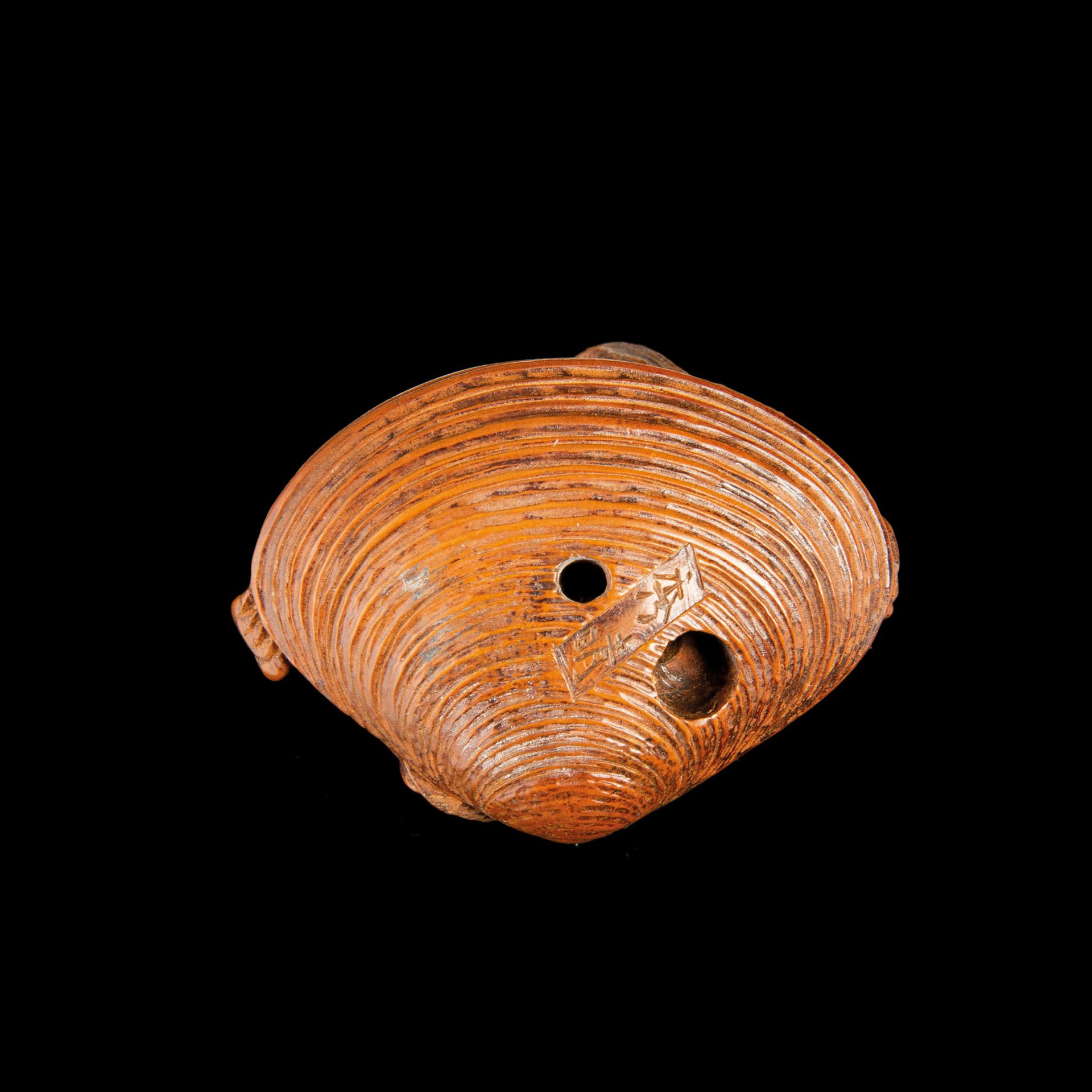 RARO NETSUKE IN LEGNO RAFFIGURANTE UNA SIRENA SU CONCHIGLIA FIRMATO HIDEHARU, GIAPPONE, PERIODO EDO - Image 4 of 4