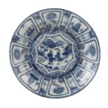 GRANDE PIATTO IN PORCELLANA BIANCA E BLU, CINA, DINASTIA MING, EPOCA WANLI (1573-1619)